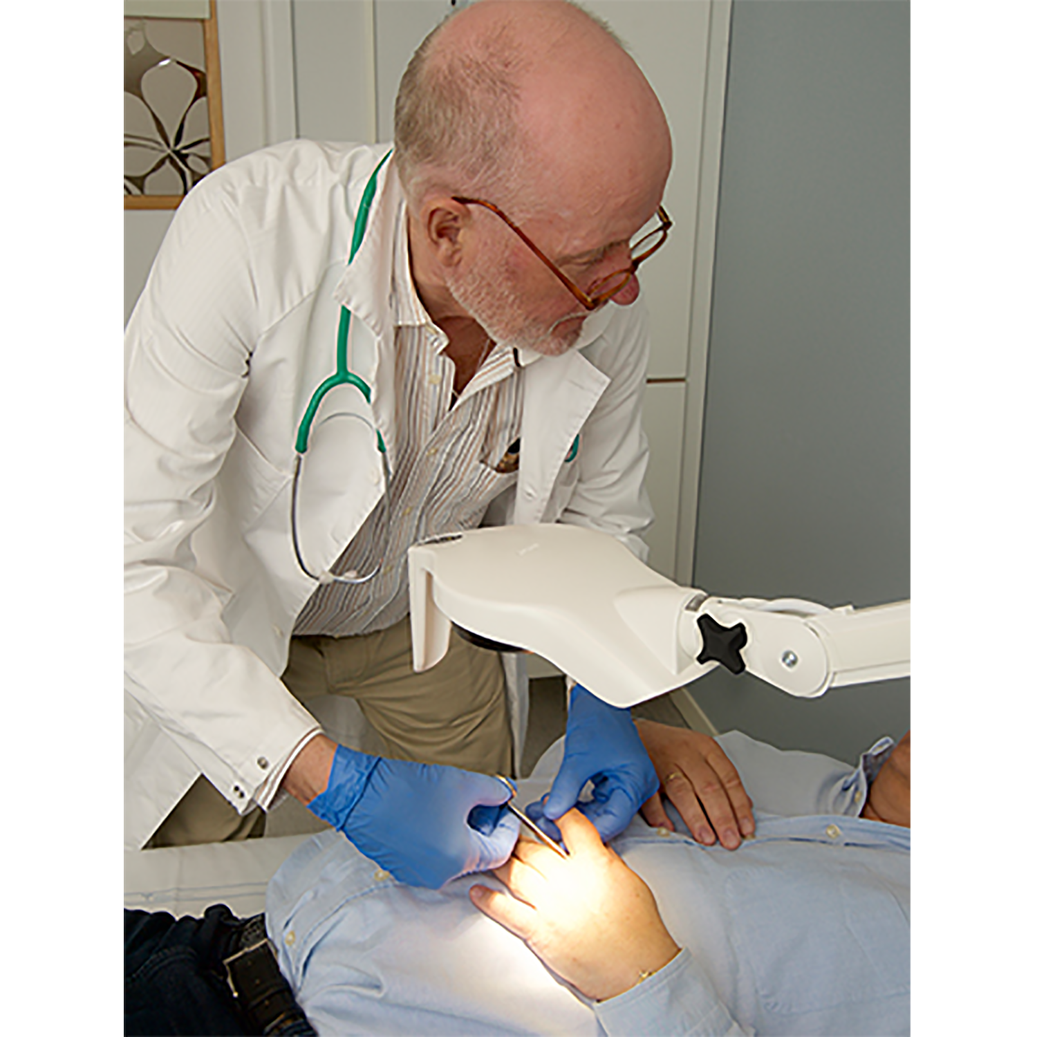 Luxo Generation II LHH Examination Light | Trolley (3)