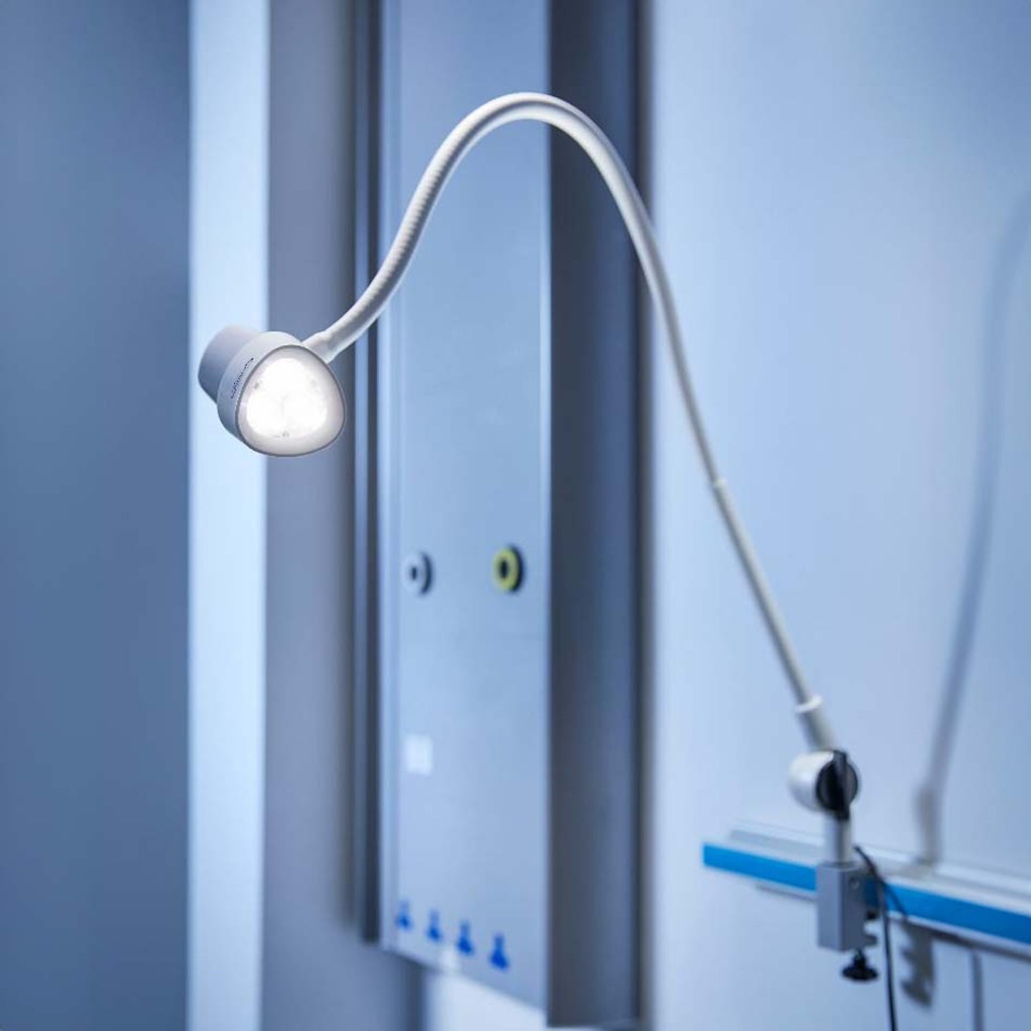 Coolview CLED30SV Vertical Examination Light | Back Mounted (2)