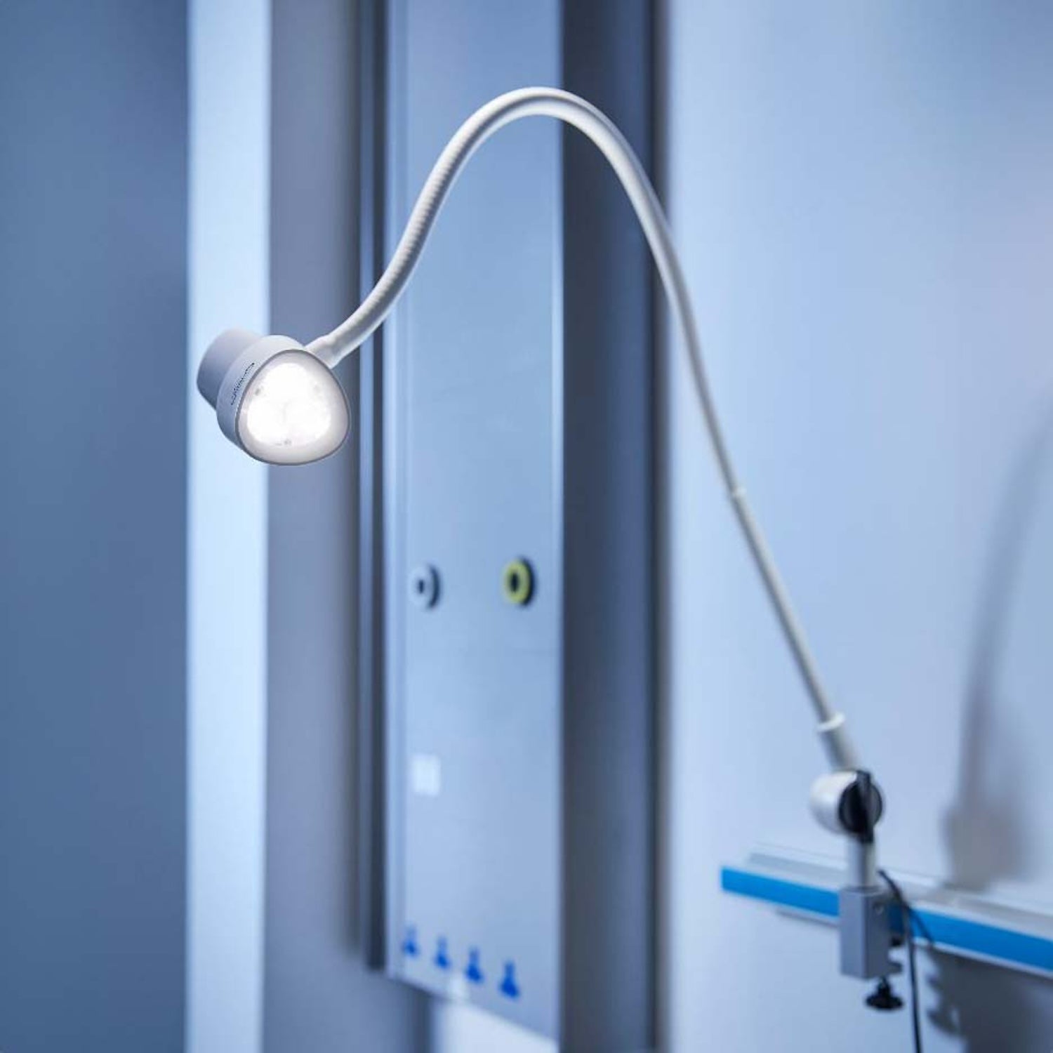Coolview CLED30SV Vertical Examination Light | Wall Mounted (2)