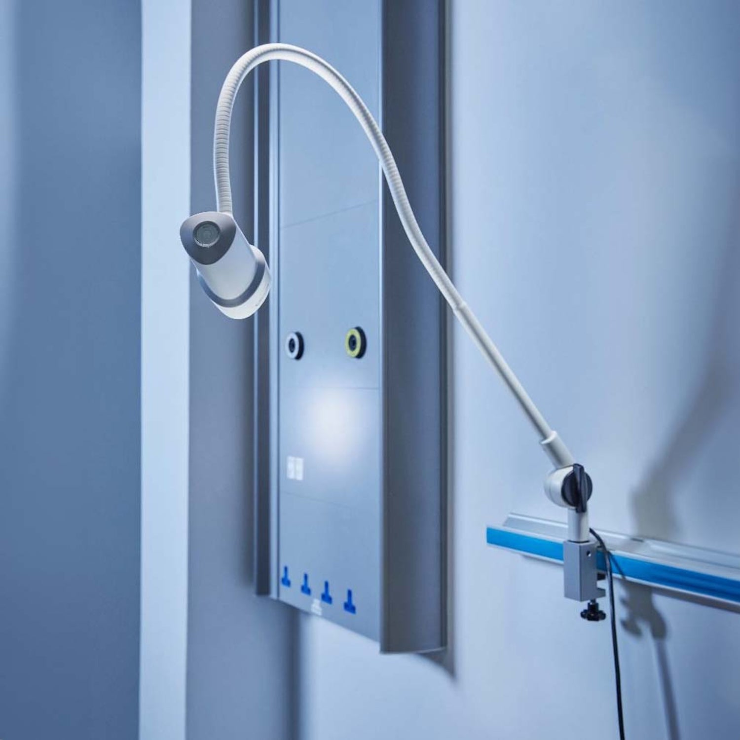 Coolview CLED30SV Vertical Examination Light | Mobile (3)
