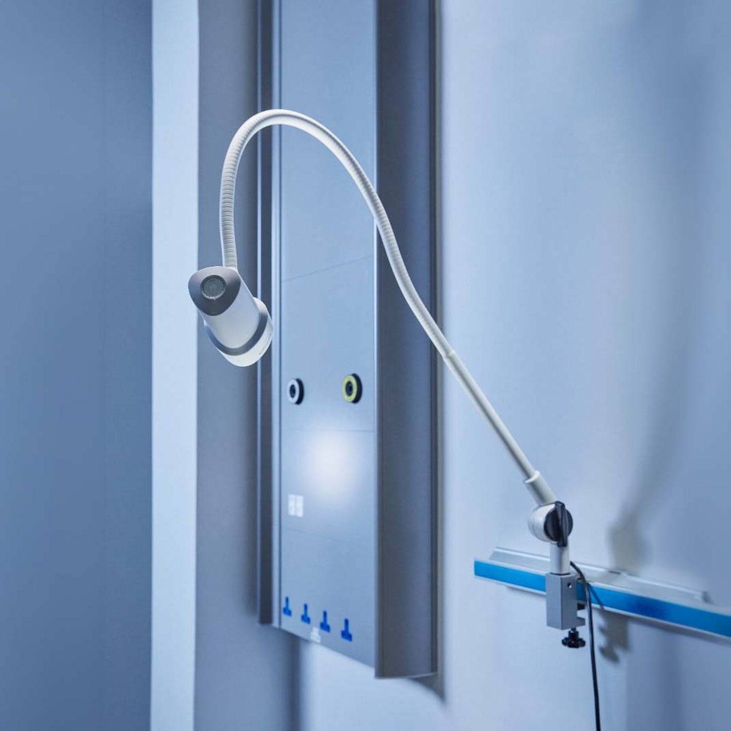 Coolview CLED30SV Vertical Examination Light | Wall Mounted (3)